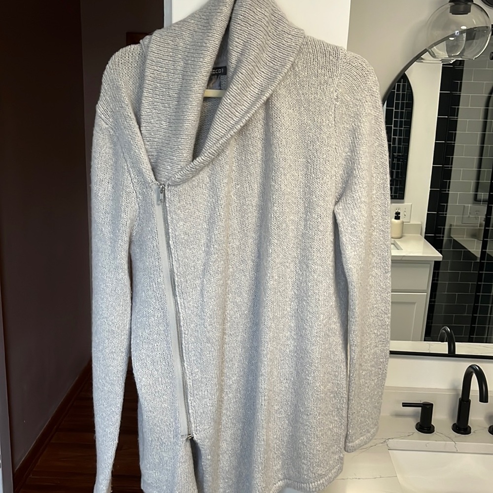 Long Fit size M, zip up collared sweater